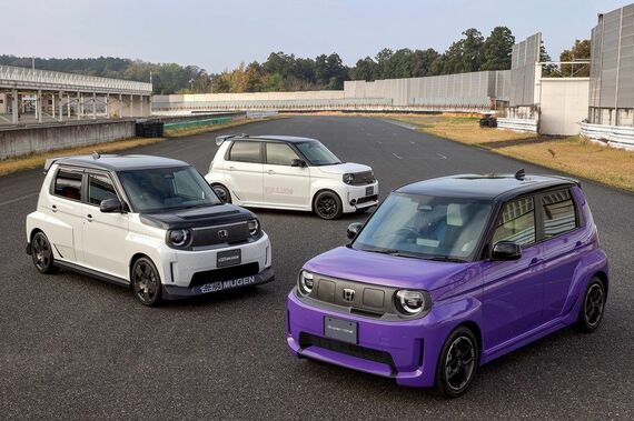 手前のブーストバイオレット・パールがノーマルのSuper-ONE、その奥が無限パーツを装着したカスタマイズ仕様「Sports EV ＋ ONE」、一番奥が1983年発売のシティ・ターボⅡをオマージュしたホンダアクセスの純正アクセサリー装着車「BULLDOG STYLE」