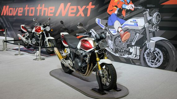 手間は最終モデルとなるCB1300スーパーフォアSP ファイナルエディション、そして億は1992年発売のCB1000スーパーフォア