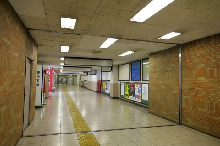 百貨店の東側を回り込むような