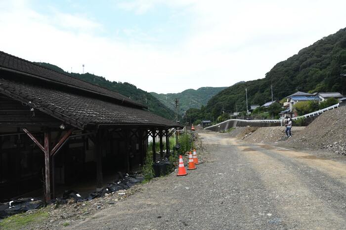 線路があった場所はかさ上げされ道路になっている