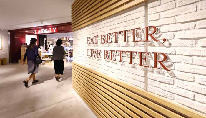 ｢EAT BETTER,LIVE BETTER」の文字