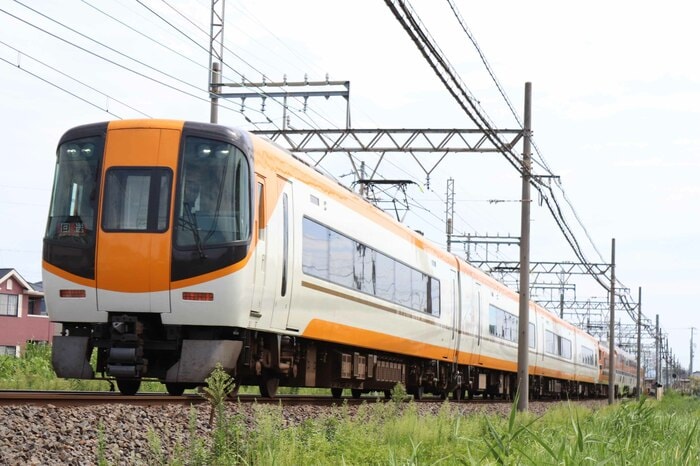 新塗装の「ACE」とビスタEXの併結編成
