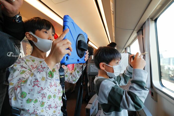 次々と繰り広げられるサプライズに熱心に写真を
