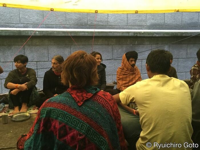 無料で食事が振る舞われる