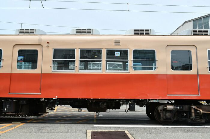 片開き扉と戸袋窓が並ぶ7861形の側面