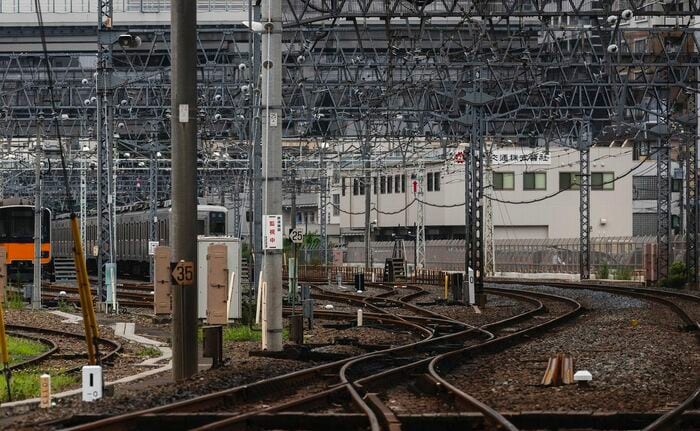 中央少し右にある白い標識が東武東上線のゼロキロポスト
