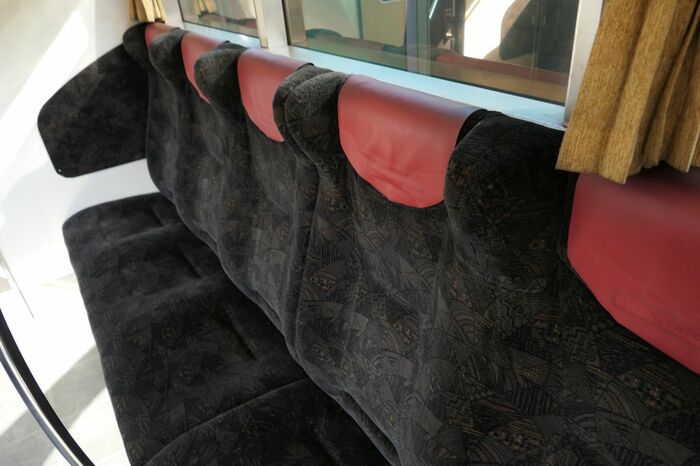 クロスシートもヘッドレスト付き