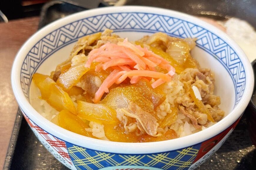 ご飯に牛小鉢を乗せて、ミニ牛丼にして食べてもおいしい（筆者撮影）