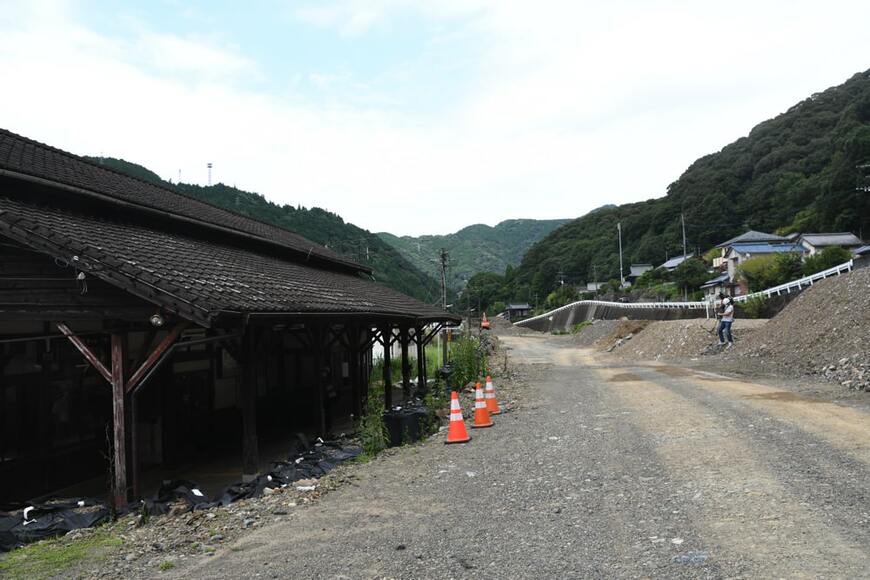 線路があった場所はかさ上げされ道路になっている（記者撮影）