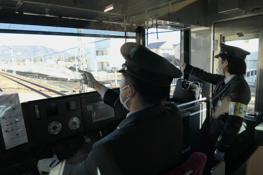 上り列車に添乗して新松田駅を目指す（記者撮影）