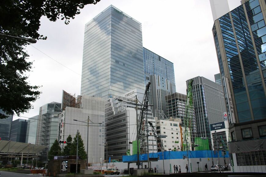 地下に八重洲バスターミナル東地区ができる再開発ビルが建設中（筆者撮影）