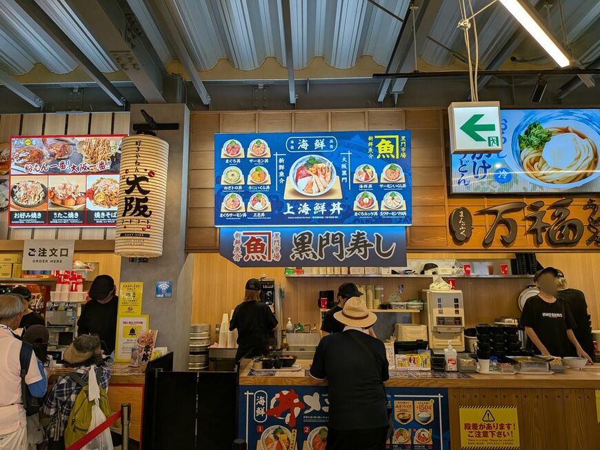 「黒門寿し」。店舗の横幅が短いフードコートである（筆者撮影）