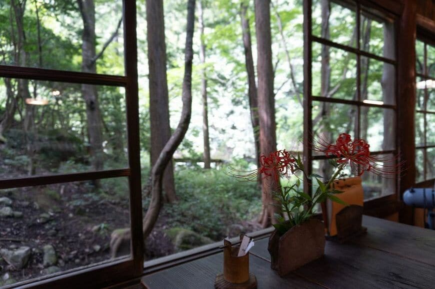 すべてのテーブルに、季節の野花が飾られている（筆者撮影）