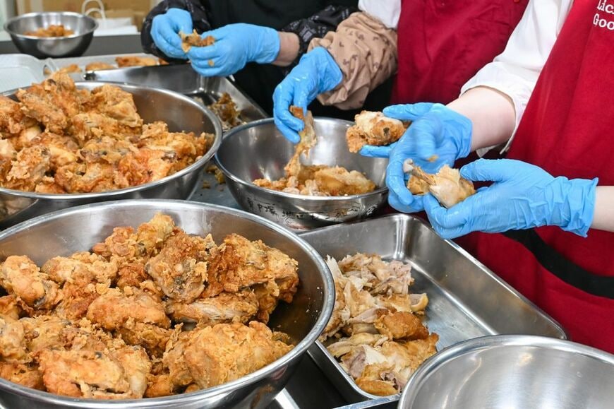 売れ残った大量のチキンは人の手によって丁寧に分けられる（撮影：大澤誠）