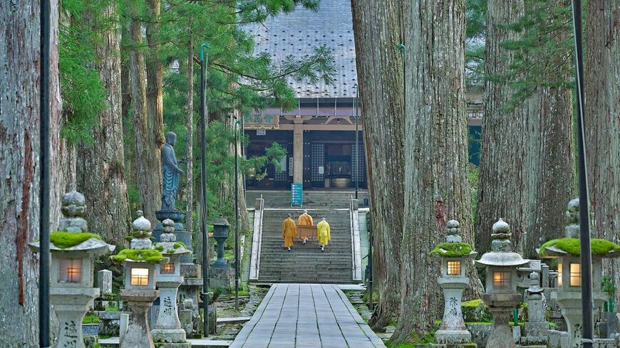 なぜ空海は高野山を真言宗の本拠地にしたのでしょうか？ 写真は高野山奥の院（写真：Yama／PIXTA）この記事の画像を見る(◯枚)