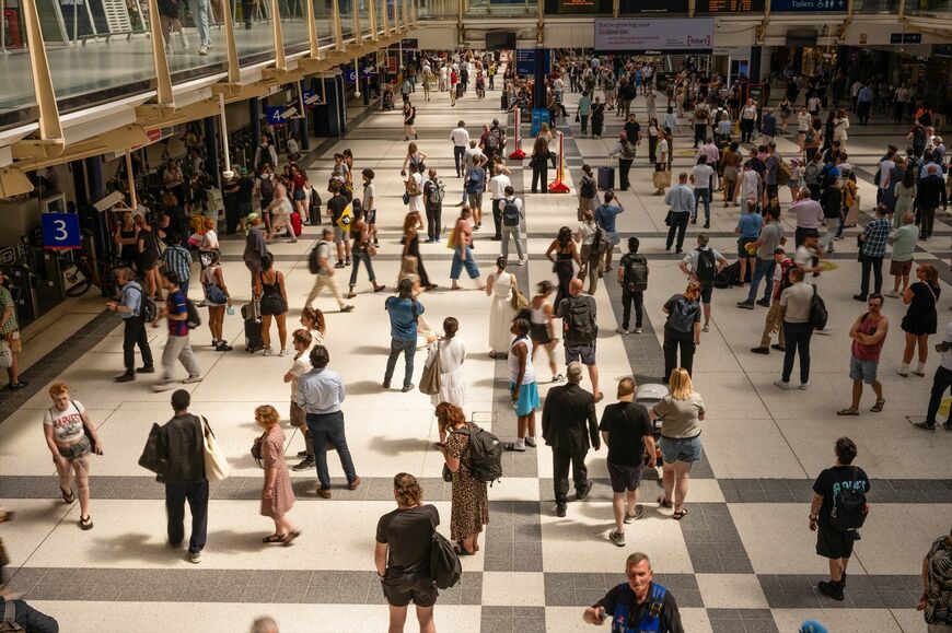 酷暑の日のロンドン・リバプールストリート駅。各地の路線で列車の運休や遅れが発生した＝2026年5月26日（写真：Bloomberg）