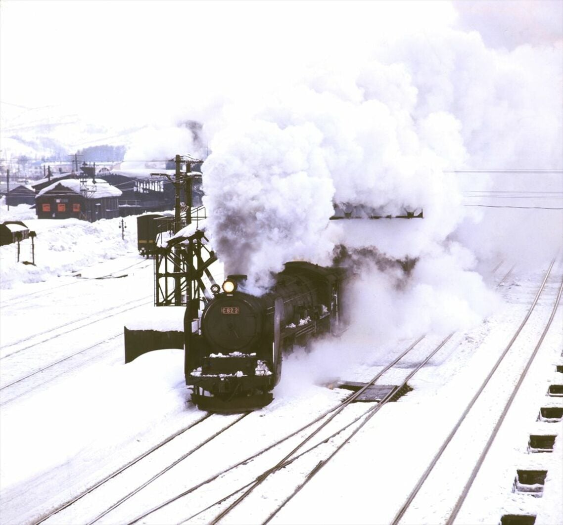 雪景色の倶知安駅を発車するC62形重連牽引の「ニセコ」