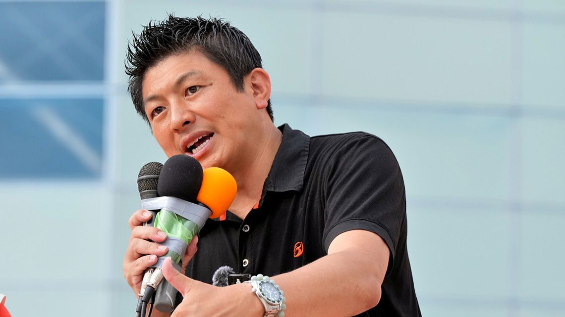 街頭演説をする参政党の神谷代表