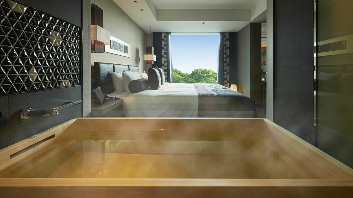 室内にヒノキ風呂がある客室「新江戸デラックス」（写真：ニューオータニ）