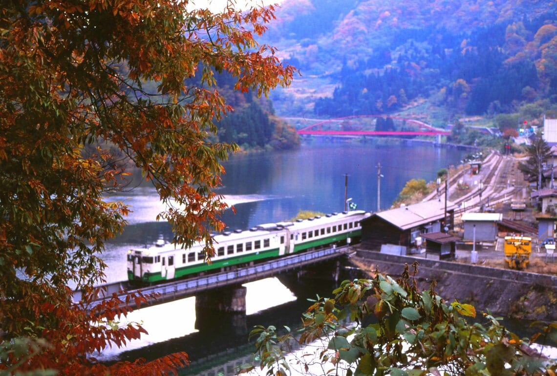 会津川口駅を発車する小出行き列車（撮影：南正時）