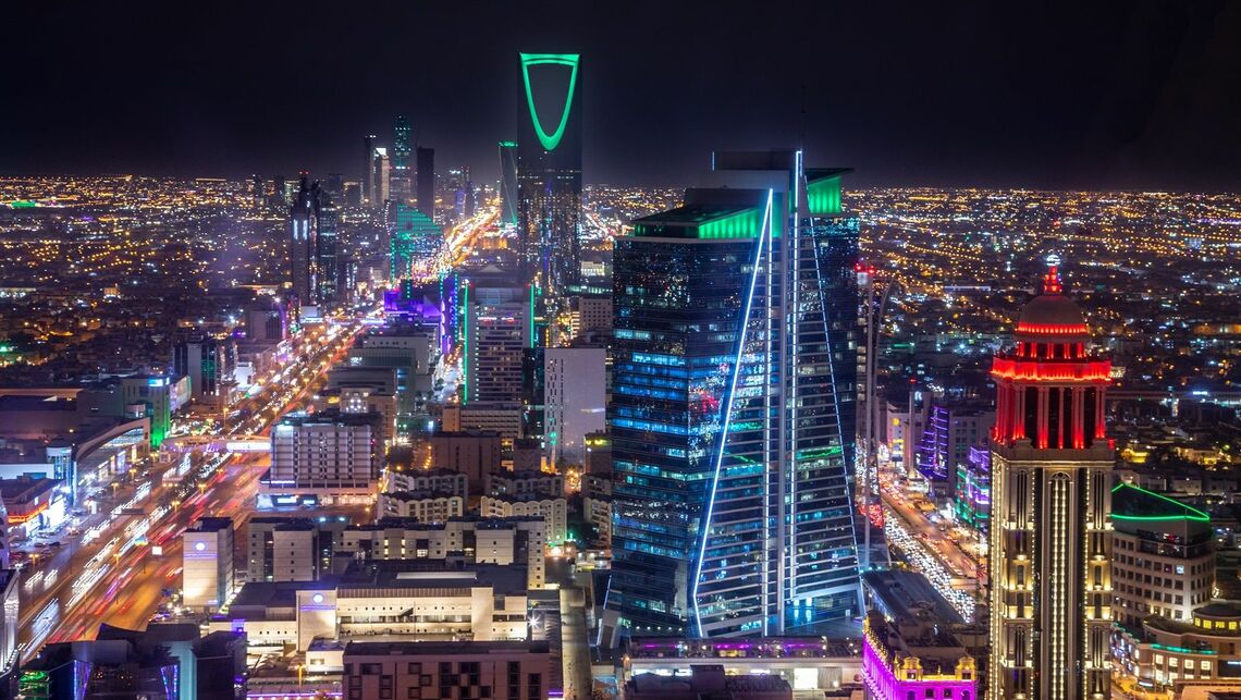 サウジアラビアの首都・リヤドの夜景(写真:iStock / Getty Images Plus)