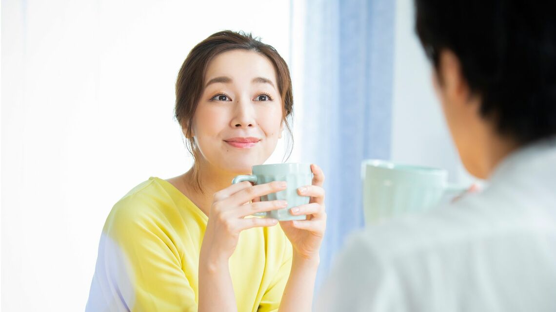 部屋がゴミだらけで臭い、人前で不潔な行動をする、といった男性を選んだ女性たちの背中を押したものとは(写真:Ushico/PIXTA)