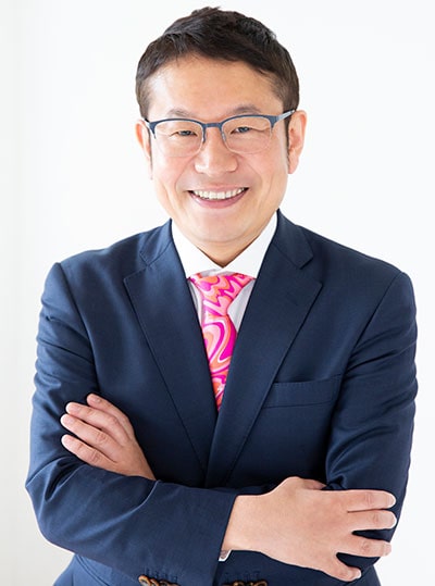小川大介（おがわ・だいすけ）教育家・見守る子育て研究所所長。京都大学法学部卒業。コーチング主体の中学受験専門個別指導塾を創設し、子ども個々の才能タイプに基づく独自の成績向上ノウハウを確立する。塾運営を後進に譲った後は、「“見守る子育て”を日本の常識にする」をミッションに掲げ、人の隠れた才能を見つけ引き出す技術体系「見守る子育て」の普及に務めている。『頭のいい子の親がやっている「見守る」子育て』（KADOKAWA）、『子どもの頭のよさを引き出す親の言い換え辞典』（青春出版社）など著書・監修多数。YouTubeチャンネル「小川大介の『見守る子育て研究所®』」（写真は本人提供）