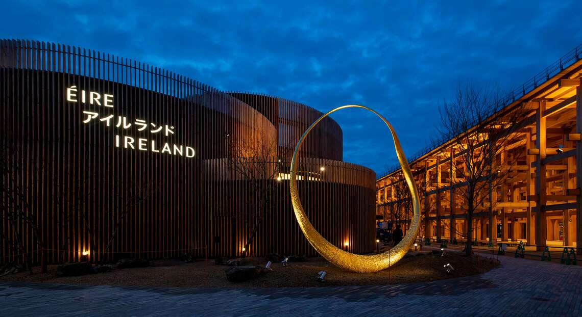 東ゲートから入場し大屋根リングをくぐると真っ先に目に入ったアイルランド館のこちらの作品は、ゲール語と日本語の両方で場所、循環性、そして文化を超えたアイデアの流れに関連する意味を持つ「リン」という語を入れ『Magnus RINN』と命名されている。京都の知恩院での展示に向けて準備を進めている（撮影：福永一夫、画像提供：A Lighthouse called Kanata）