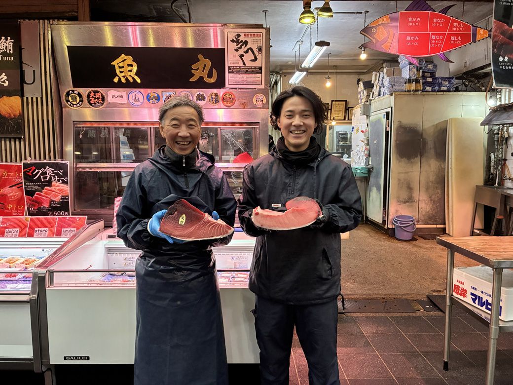 丸山さんと次男の慶さん。笑顔がそっくりだ（写真：筆者撮影）