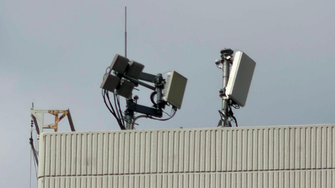 実験用基地局と既存の5G基地局