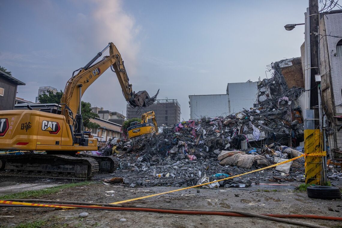 花蓮市の建物の倒壊現場（4月4日）Photographer: Annabelle Chih/Getty Images