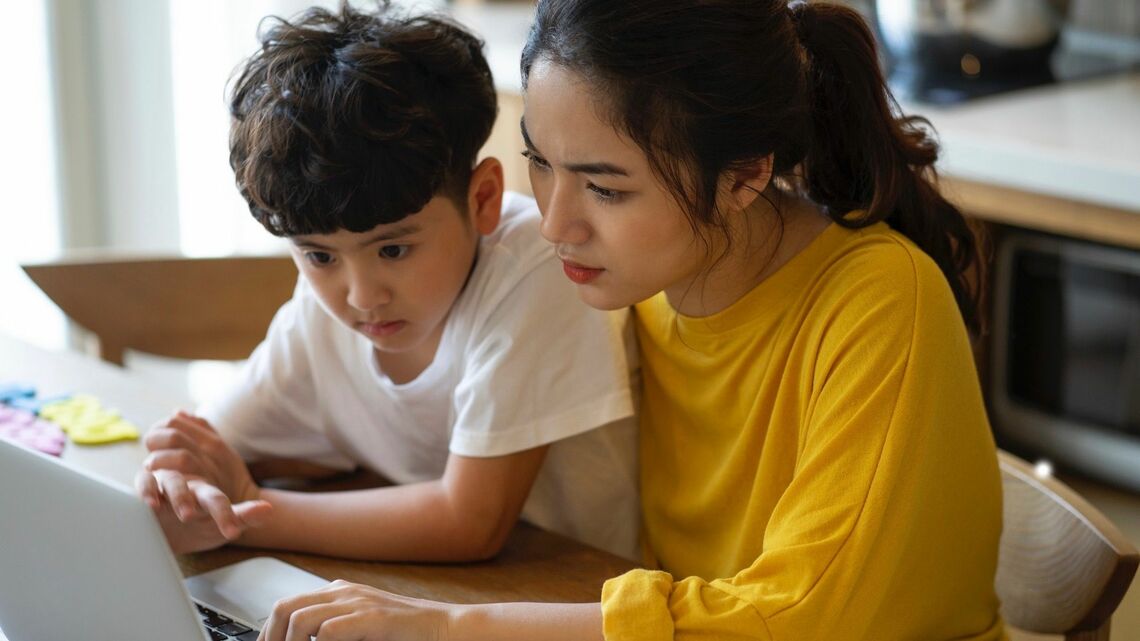 絶望の世界で起業し、子どもと離れて働いた女性が考える「起業」とは（写真：Pangaea／PIXTA）