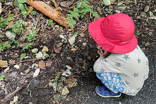 年少の子は、お兄さんお姉さんがシャワークライミングをしている間、自分の世界に浸って遊んでいた