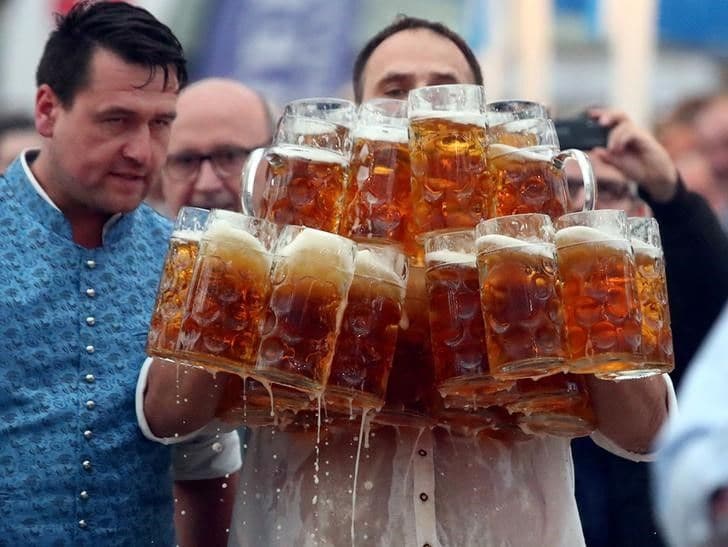 ドイツでビールジョッキ29杯運び､記録更新 重さ69キロを運んだが､最後2