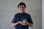 佐々木礼さんが手に持つの新型エンジンに使われたピストン