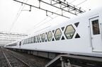 窓と塗装は列車名の「X」にも見える