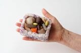 弁当箱に見立てたおにぎりにおかずを盛り込んだ「おに弁」（筆者撮影）