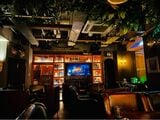 E-town cafe and barの店内の様子。週末の夜は多くの若い中国人でにぎわうという（写真：筆者撮影）