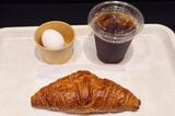 クロワッサンモーニングセット580円。特大サイズのクロワッサンは、しっとり食感で食べ応えあり（筆者撮影）