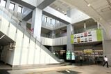 3層分の巨大な吹き抜けがある（記者撮影）
