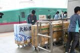 エレベータで階下に運ぶ（記者撮影）