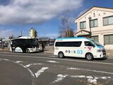 塩尻市のAIオンデマンドバス「のる～と」と自動運転バス（筆者撮影）