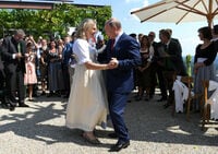 プーチン氏､オーストリア外相結婚式に出席 コサック合唱団を伴って参加