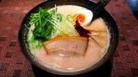 人気ラーメン店が奇抜なメニューを出すワケ ピンク色の鶏白湯は何を狙っているのか