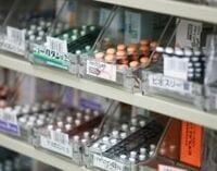 【産業天気図・医薬品】米国で特許失効、国内は薬価引き上げの内憂外患。業績悪化は不可避で「雨」