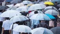 ｢なぜ起きる？｣電車内の"傘ツンツン"トラブル