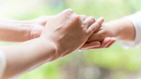 不安な人に効くのは｢優しい言葉｣｢手を握る｣どっち？　病院の待合室で年配夫婦が教えてくれた"幸せホルモン"の増やし方