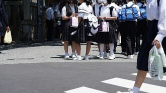 修学旅行生が街中を歩く様子