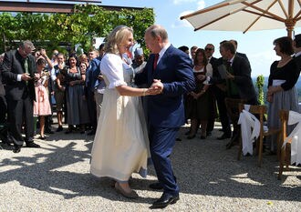 プーチン氏､オーストリア外相結婚式に出席