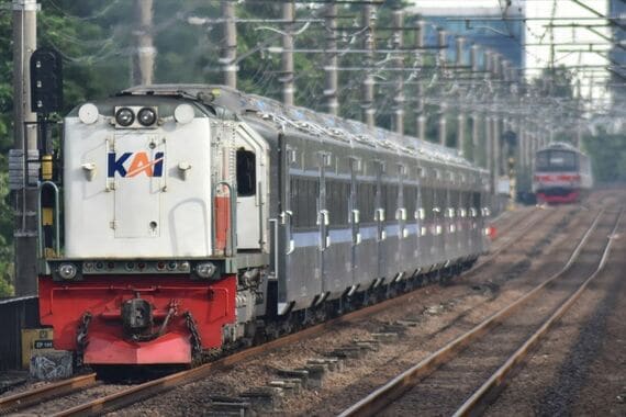 客車列車と電車 ジャカルタ KCI